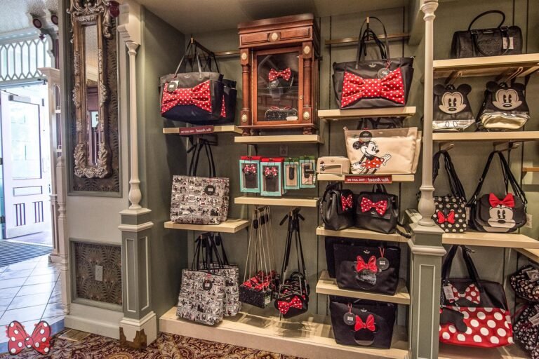 Pourquoi choisir Kate Spade New York pour vos accessoires de mode 2 accessoires kate spade dans une vitrine coloree