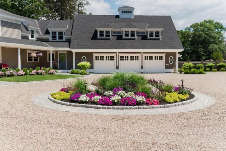 Comment Daniel Moquet transforme-t-il vos allées en espaces accueillants 1 allee paysagere avec plantes et gravier