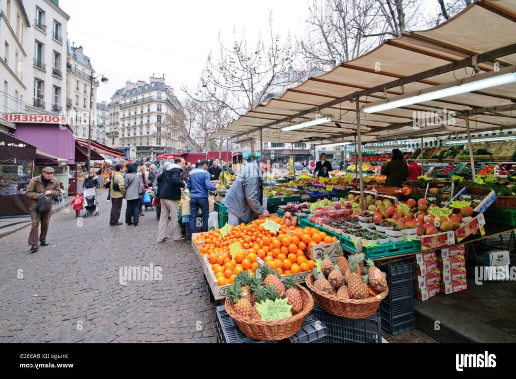 ambiance animee de la rue mouffetard