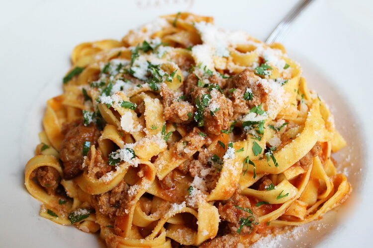 Quel est le menu et les spécialités du restaurant Il Gusto di Napoli à Le Bouscat