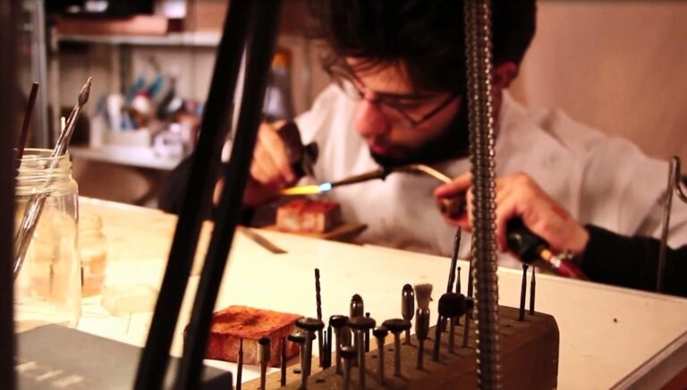 atelier de bijouterie en pleine creation