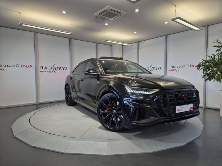 Pourquoi choisir Audi Dijon chez ByMyCar Chenôve pour votre véhicule 28 audi elegante devant la concession bymycar