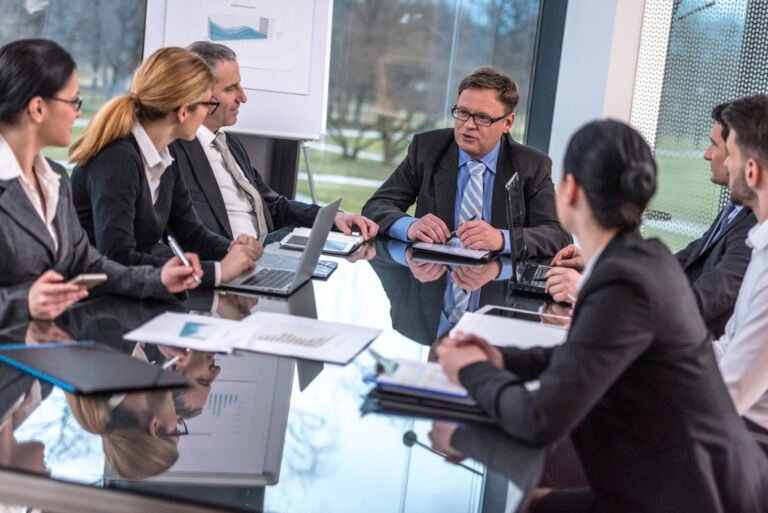 Quelle est l'expertise de la SARL Brocard Avocats & Associés 33 avocats en reunion autour dune table 1