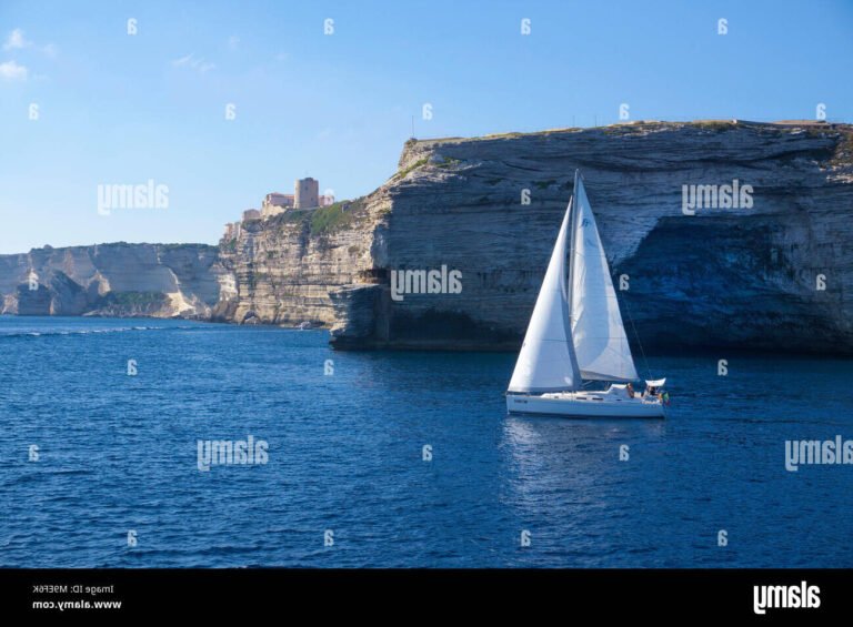 bateau naviguant pres des falaises de bonifacio