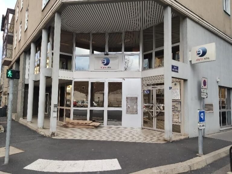 batiment de pole emploi au puy en velay