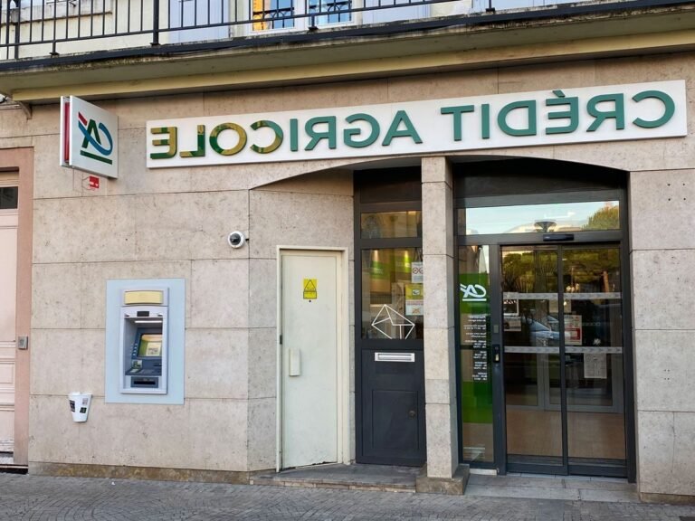 batiment du credit agricole a le coteau