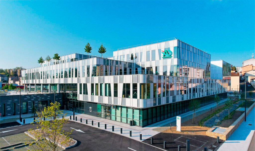 batiment moderne du credit agricole