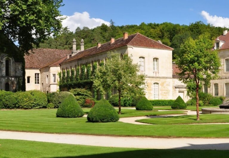 Une SCI est-elle vraiment considérée comme une entreprise en France 22 batiment symbolisant limmobilier en france