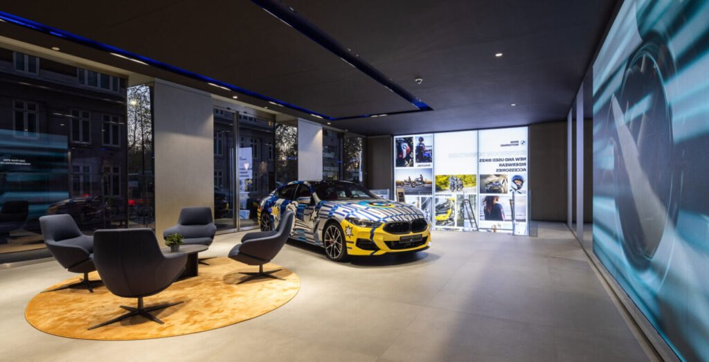 bmw dans un showroom moderne et accueillant