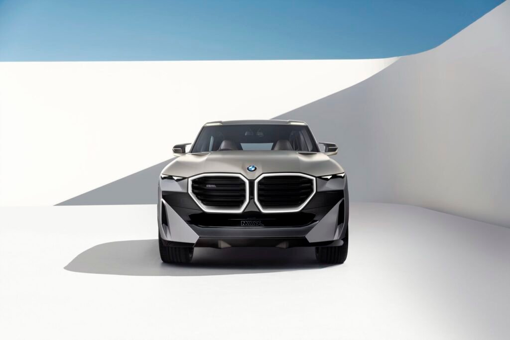 bmw elegante devant le concessionnaire autosphere