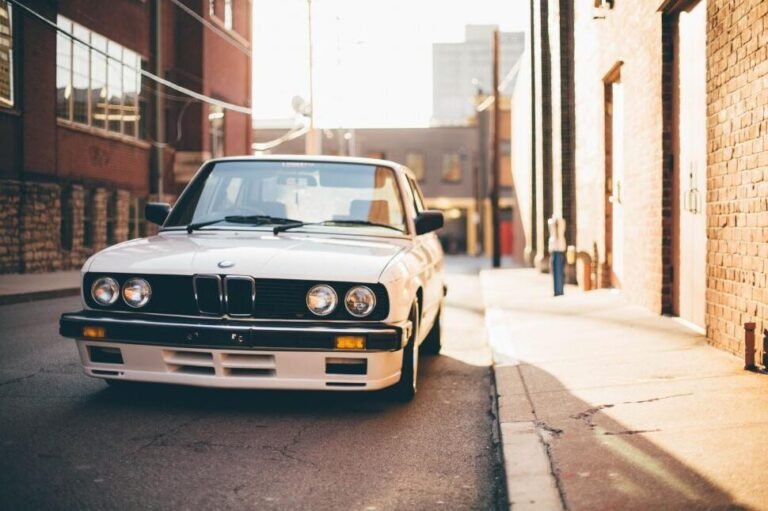 bmw elegante sur route ensoleillee