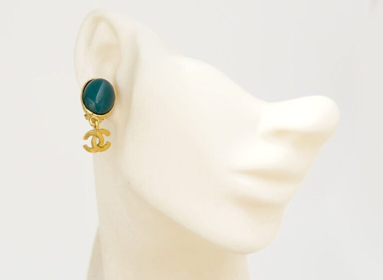 Où trouver des boucles d'oreilles clips de luxe tendance et élégantes 18 boucles doreilles clips de luxe sur mannequin