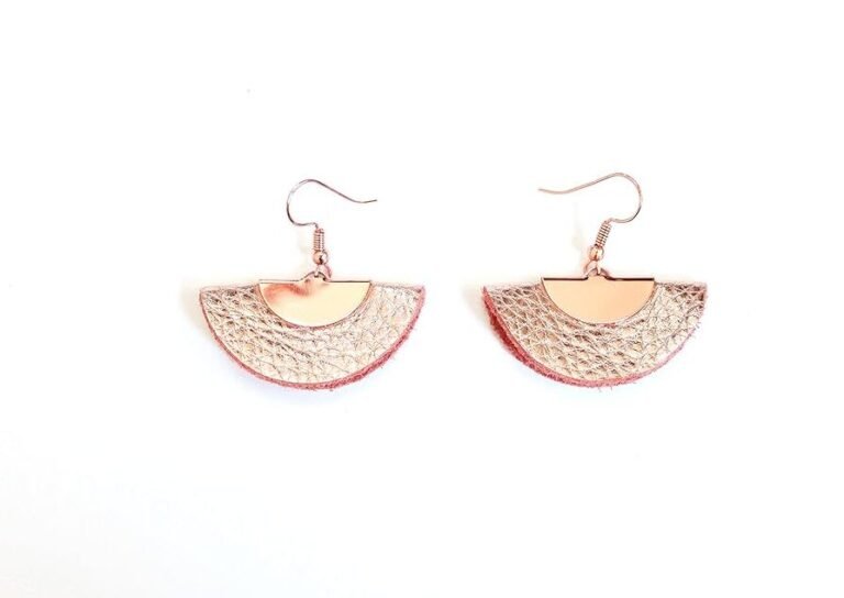 boucles doreilles en cuir colorees et modernes