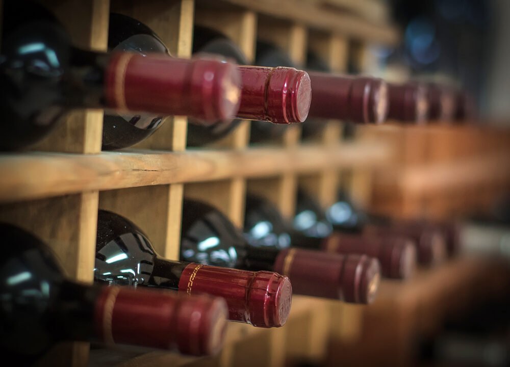 bouteilles de vin dans un chai bordelais