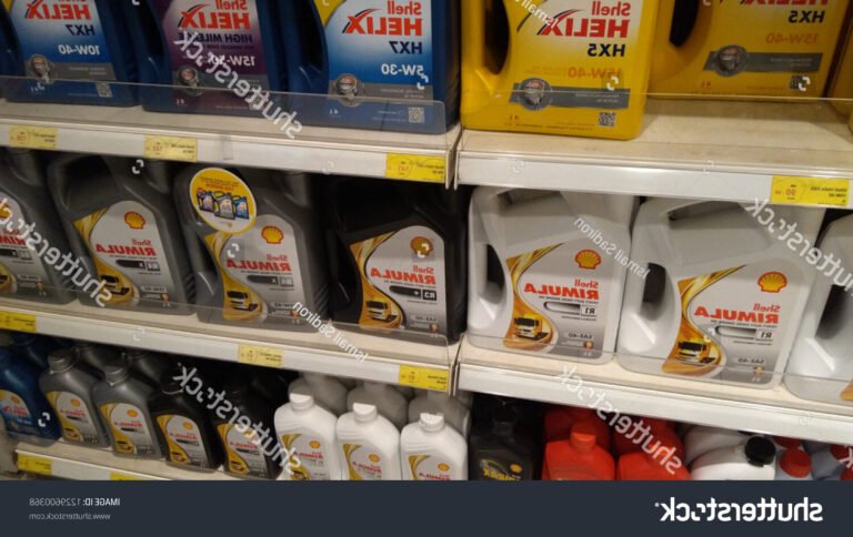 bouteilles dhuile moteur alignees sur etagere