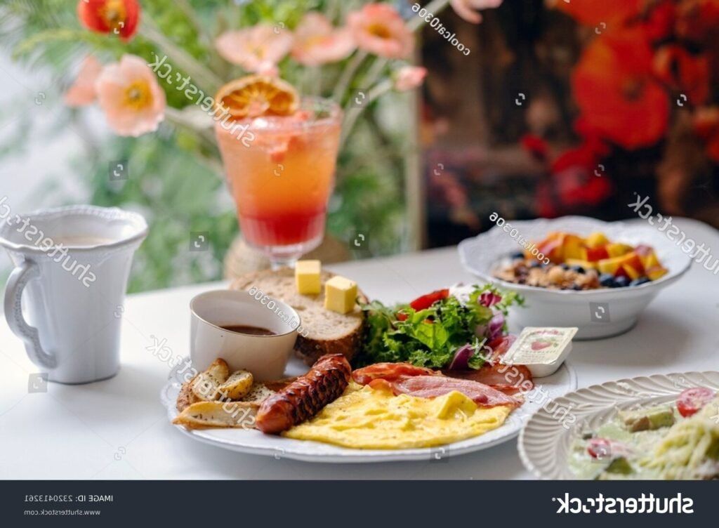 brunch colore avec cafe dans un cafe