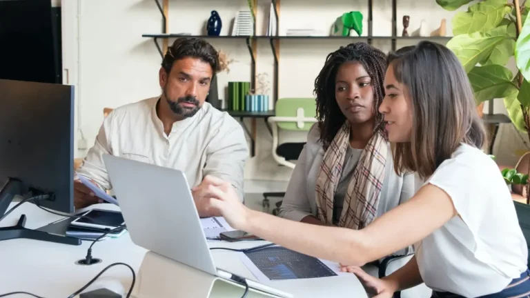 Comment ouvrir un compte professionnel au Crédit Agricole Brie Picardie 40 bureau avec des personnes en reunion