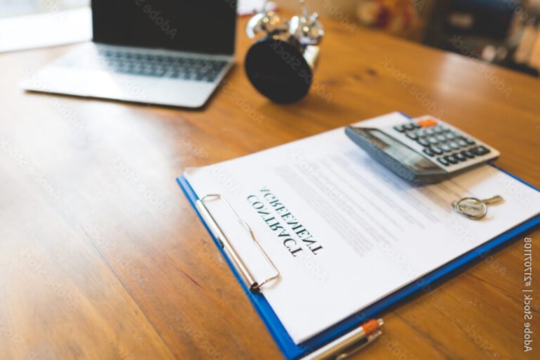 Pourquoi mon entreprise n'apparaît-elle pas sur Infogreffe 3 bureau avec ordinateur et documents dentreprise