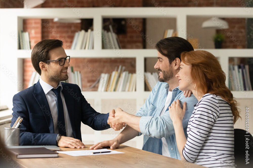 bureau de pret avec clients satisfaits