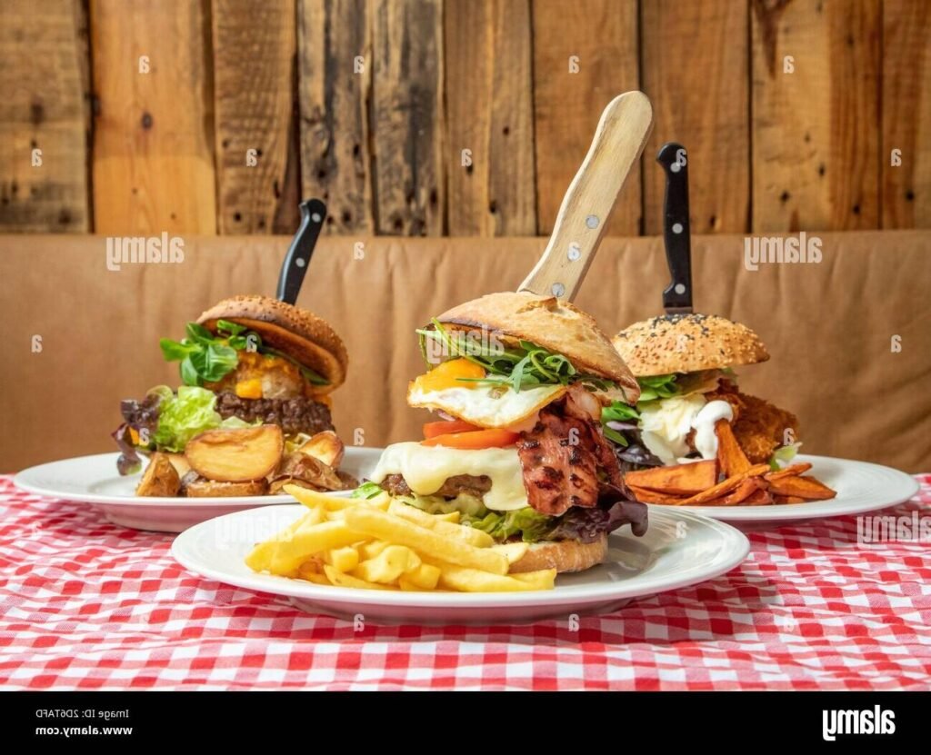 burgers appetissants sur une table en terrasse