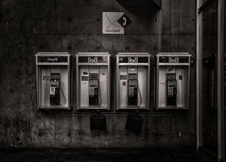 Comment contacter un médecin SOS à La Chapelle Saint-Luc 13 cabine telephonique vintage a la chapelle