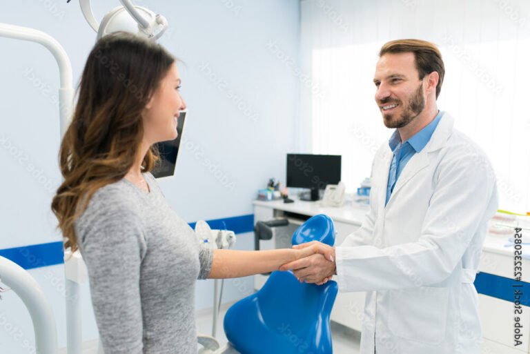 cabinet dentaire moderne avec patients souriants