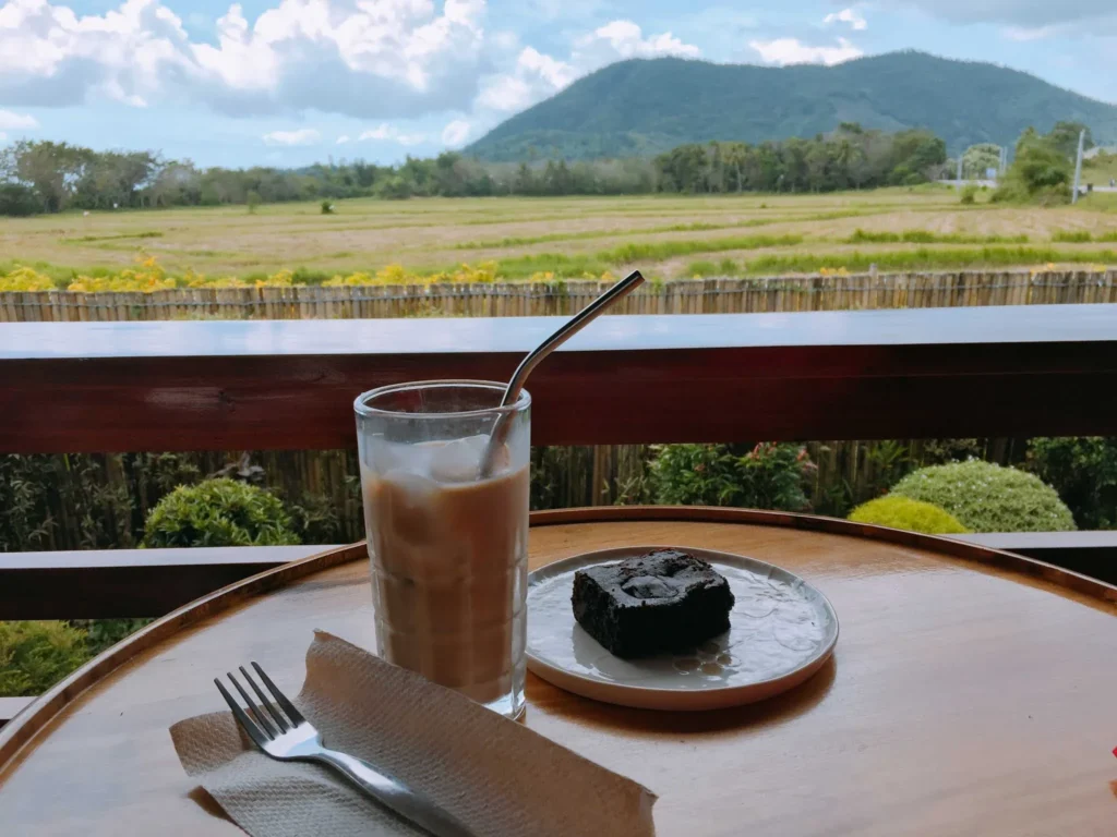 cafe avec vue sur les collines