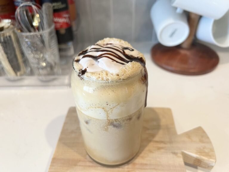 cafe noisette avec une jolie mousse