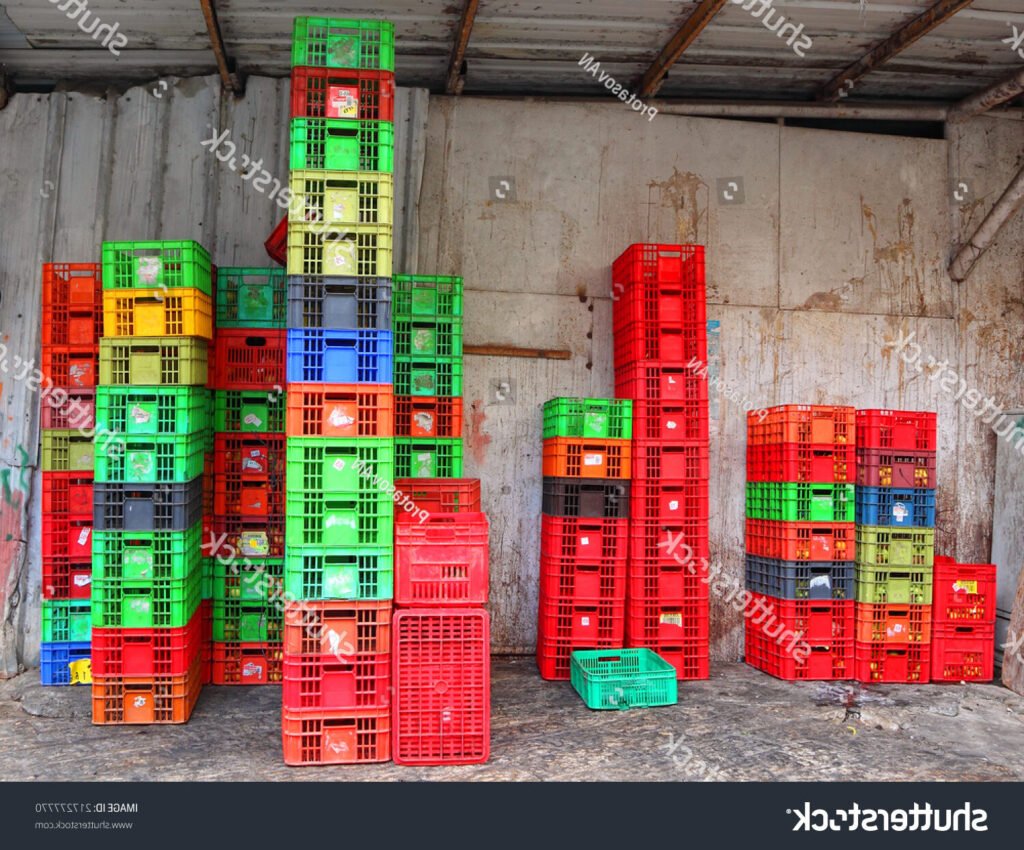 cagettes en plastique colorees avec fruits