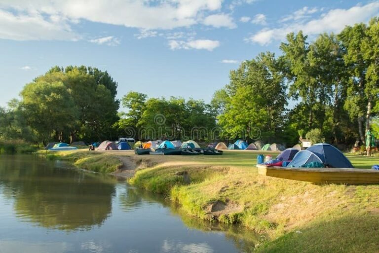 camping au bord de la riviere en ete