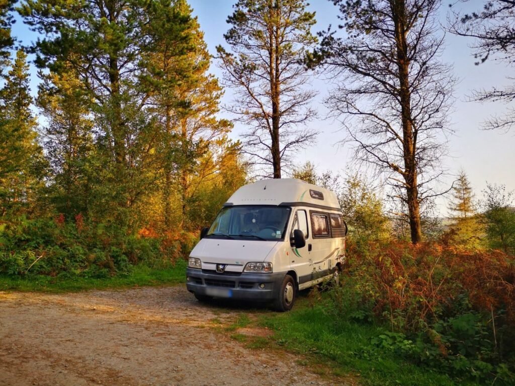 camping car stationne en pleine nature