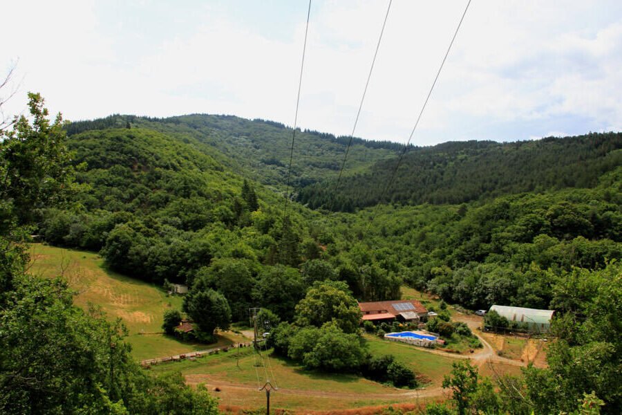 camping en pleine nature avec montagnes