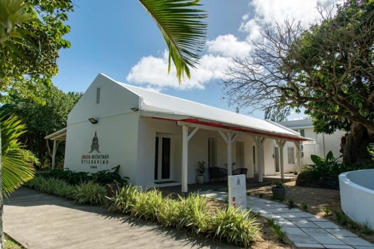Quelle est l'histoire et les formations proposées par l'Université Panthéon-Assas 3 campus de luniversite pantheon assas en exterieur