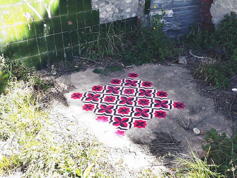 Quels sont les services proposés par la Galerie du Carrelage Pins Justaret 32 carrelage colore en exposition artistique