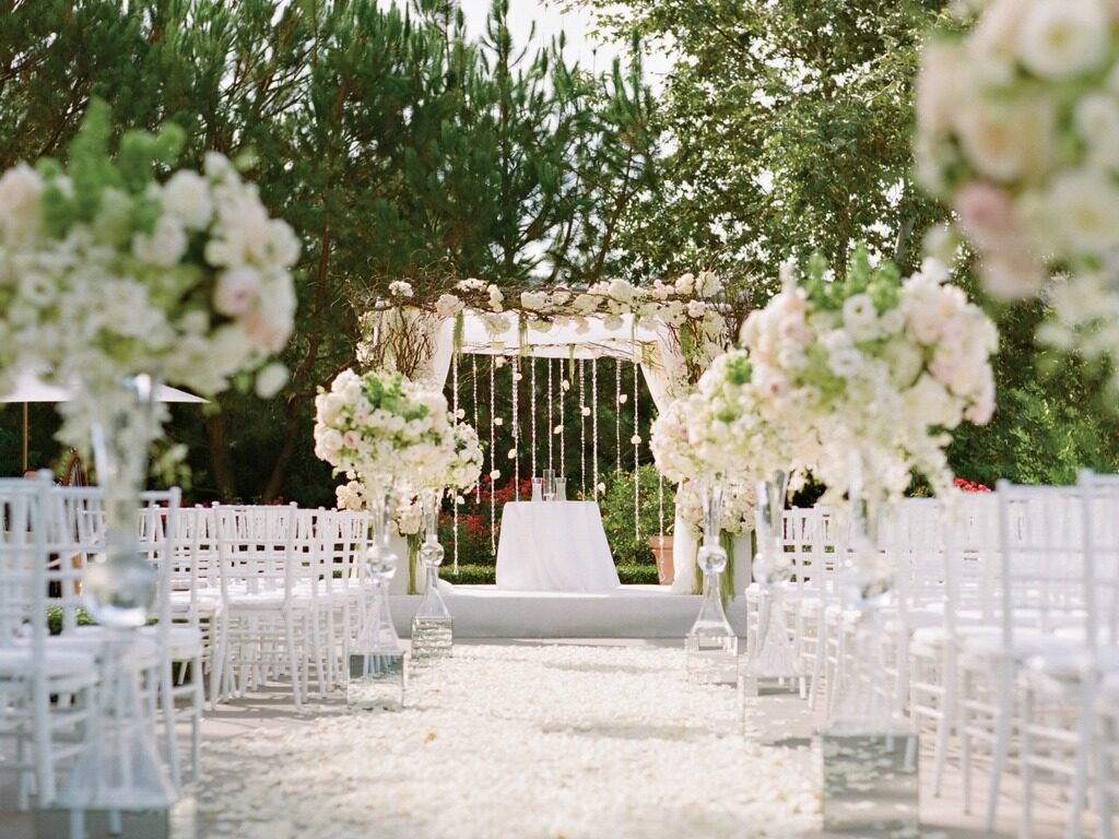 ceremonie de mariage romantique en plein air