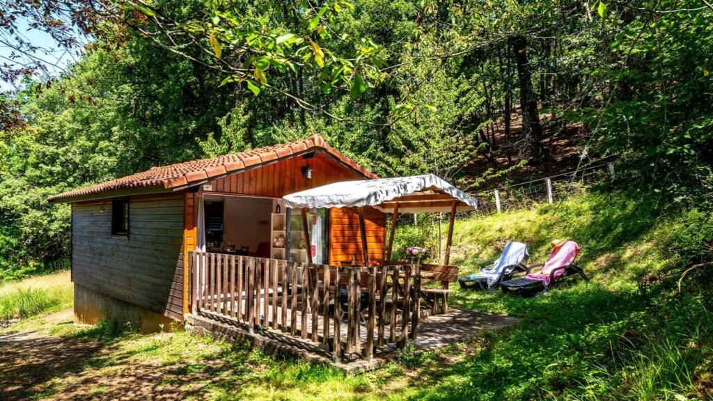 chalet en bois dans la nature verdoyante