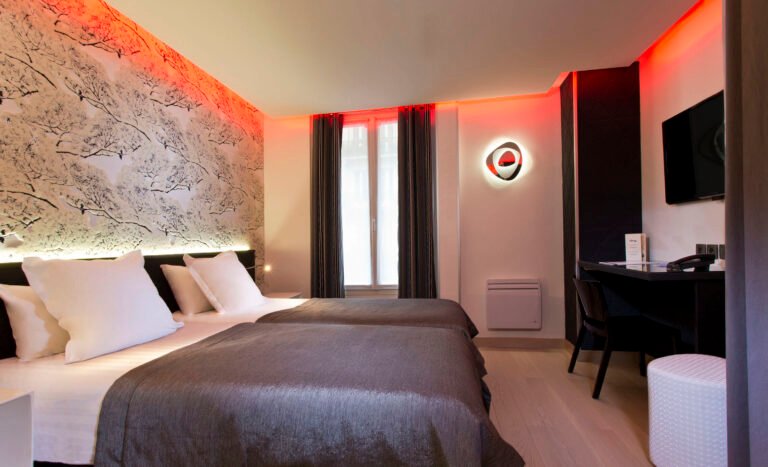 Quel est le confort et les services offerts par l'AC Hotel Paris Le Bourget 13 chambre moderne de lac hotel paris