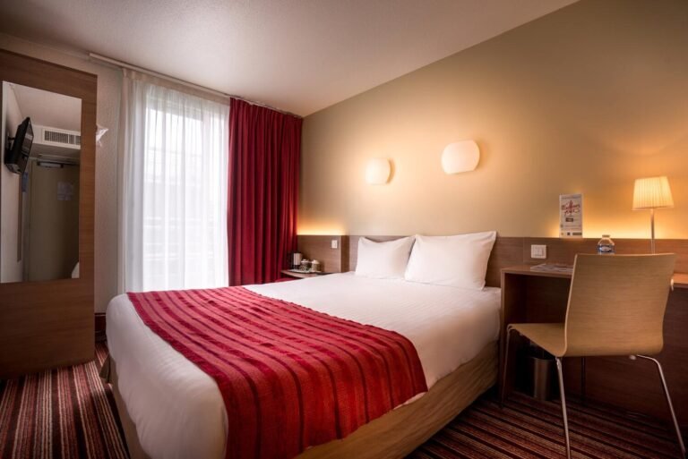 chambre moderne dun hotel kyriad