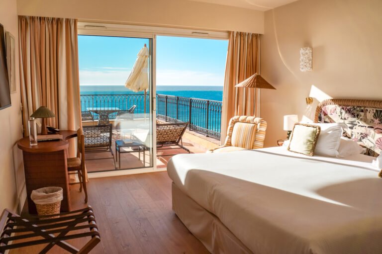 Quels services propose l'Hôtel Le Richelieu à La Flotte en Ré 22 chambres confortables avec vue sur la mer