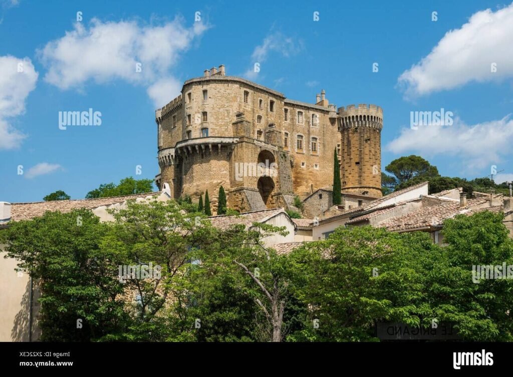 chateau de suze la rousse sous un ciel ensoleille