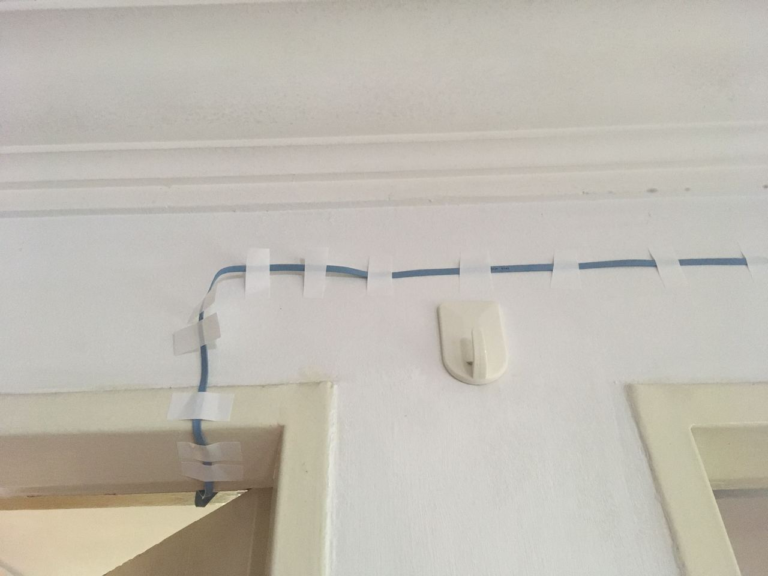 chemin de cable fixe sur un mur