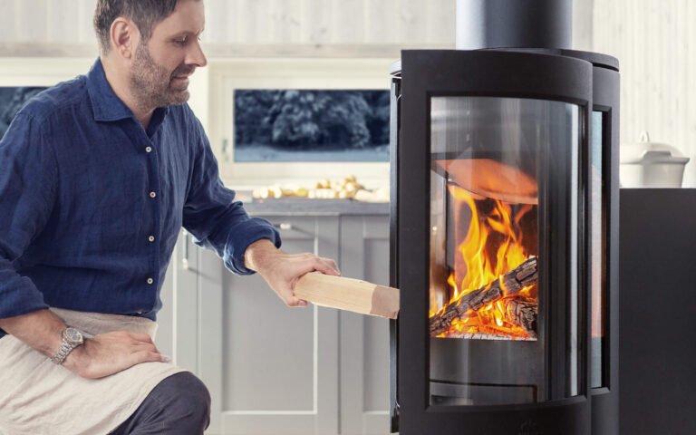 Quelle est l'ambiance créée par les cheminées et poêles à bois Jotul 19 cheminee jotul creant une atmosphere chaleureuse