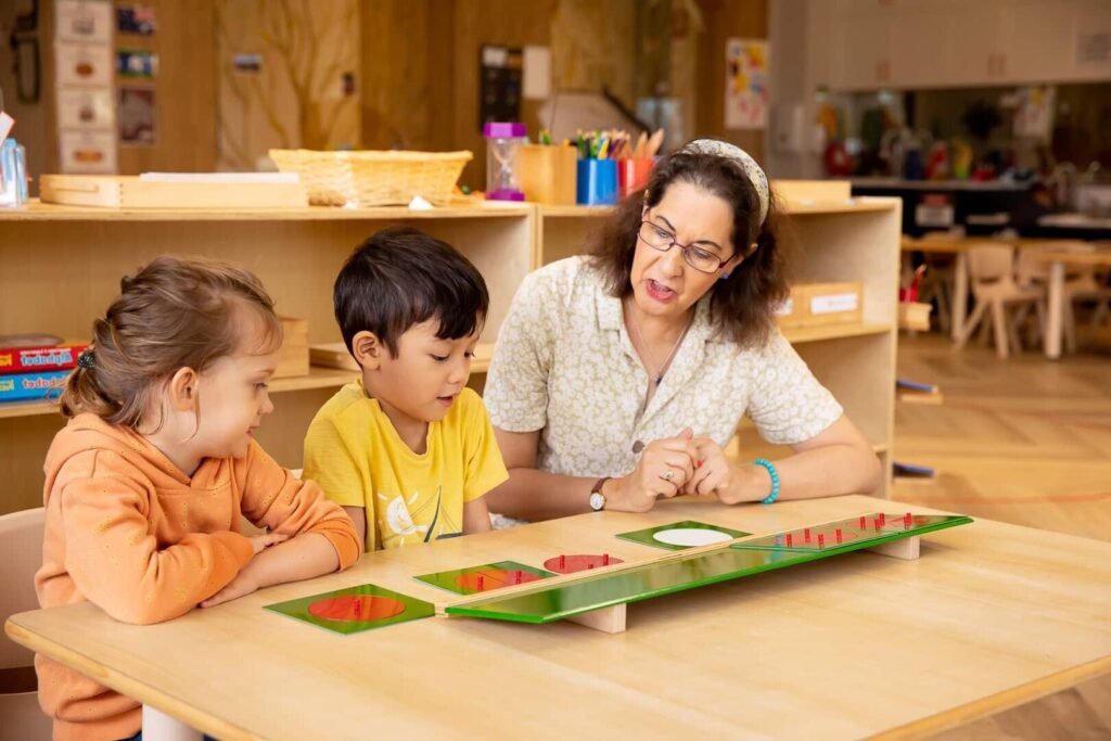 classe montessori avec enfants en activite