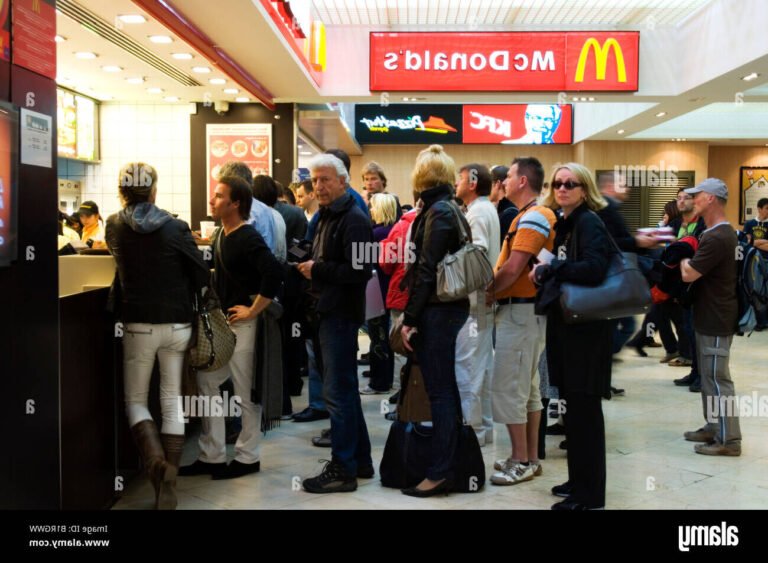 clients faisant la queue devant mcdonalds