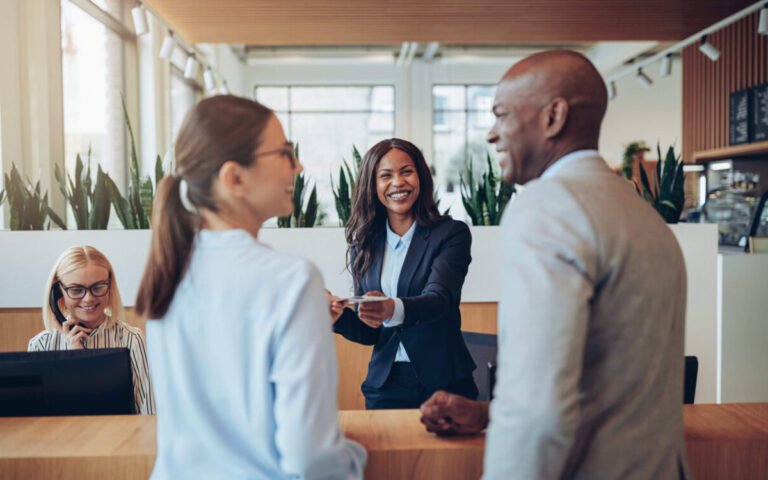 clients heureux a lhotel courtyard marriott