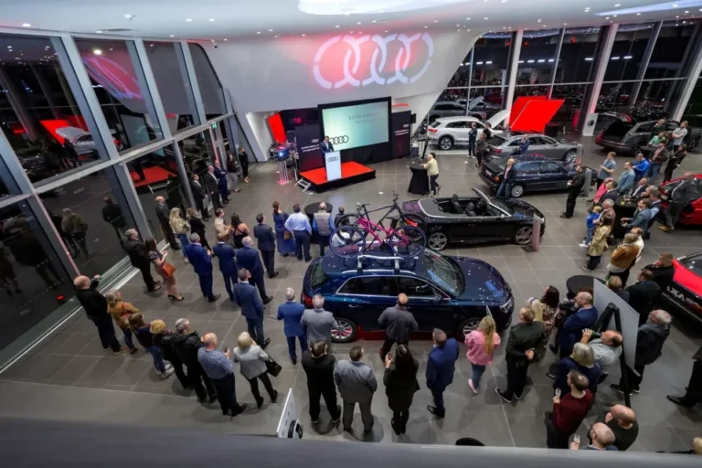 concessionnaire audi moderne avec voitures exposees