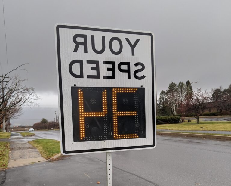 Que fait l'Agence Nationale de Traitement Automatisé des Infractions 15 controle radar sur une route animee
