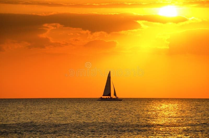 coucher de soleil sur la voile dor