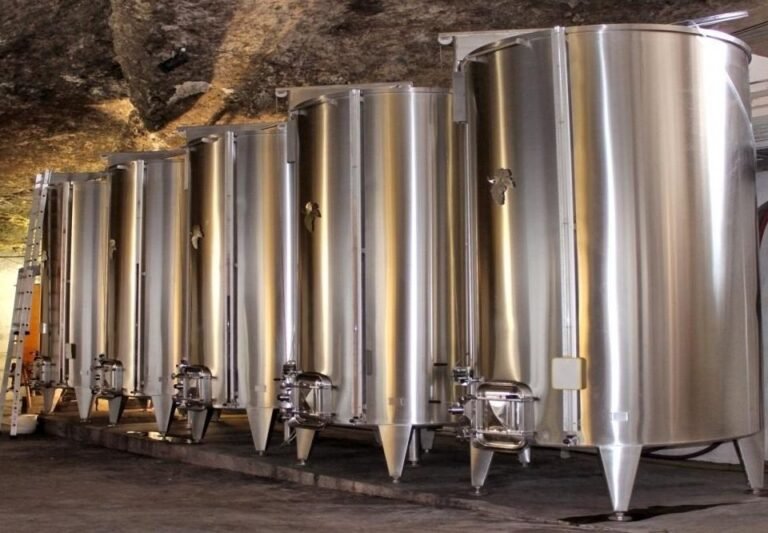 cuve en inox remplie de vin