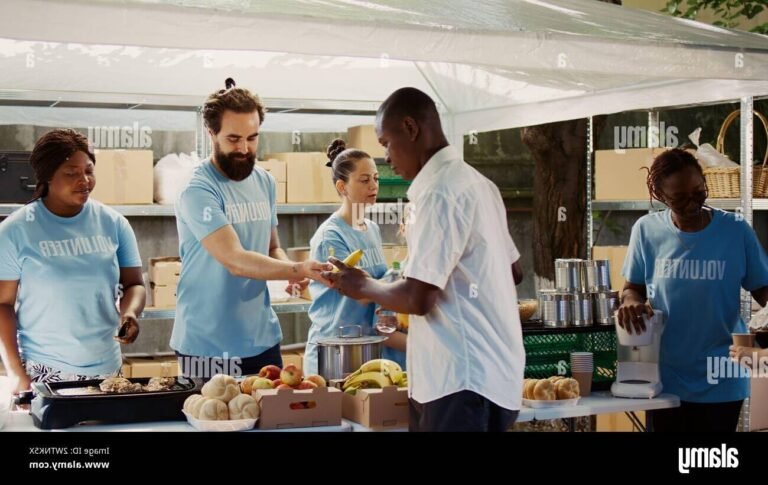 des benevoles distribuant des repas chauds